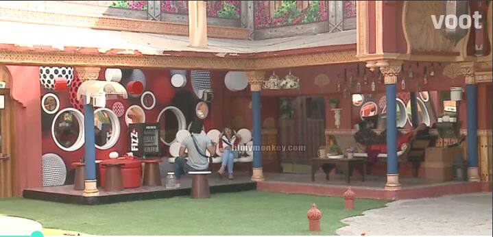 But in a while Manveer was asked to go and change his t-shirt. Manveer readily agrees but blames Nitibha in jest saying,