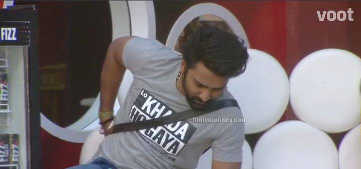Manveer's best buddy on the show, Manveer too agreed that the latter part of the 'cheesy' quote was written in just too small fonts! Lopa was heard saying that Jason was also made to change his t-shirt once because of the similar reason!(Photo: Colors)