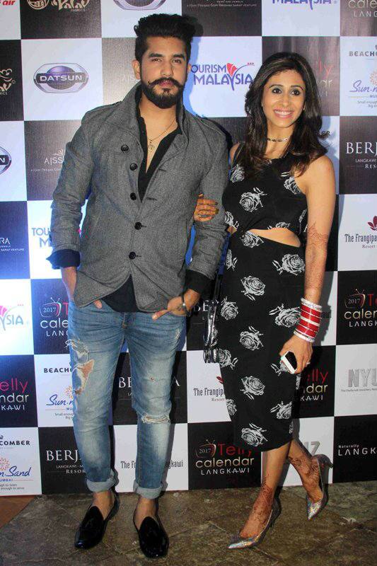 The newlyweds also posed together for the shutterbugs