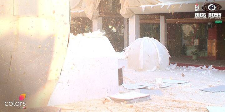 The task was to paint the Igloo put up in the garden area and when the gong bells, everyone was to enter the igloo. Whoever is last kept getting out of the task.