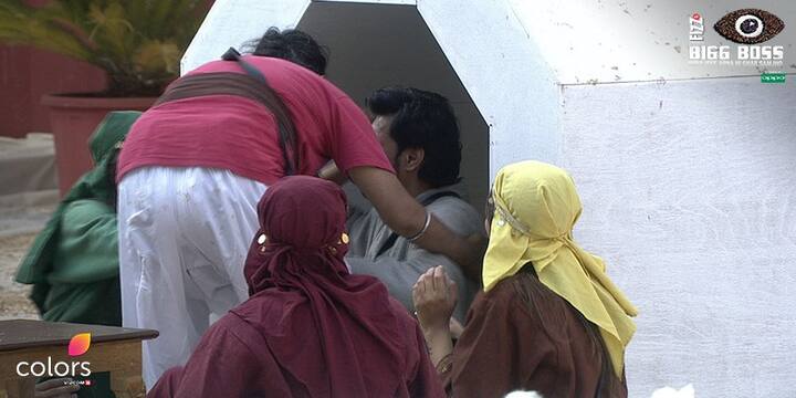 Swami Om was sitting at the entrance of the igloo in order to enter it whenever the bell rang.(Pic: Colors)