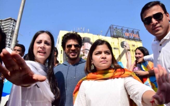 Artist and Muralist Rouble Nagi with Bollywood actor Shahrukh Khan and Bharatiya Janata Party leader Poonam Mahajan duriing the launch of her sculpture #Bandra in Mumbai, India on January 10, 2016. #Bandra is the first ever hashtag sculpture in Maharashtra initiated by Poonam Mahajan. (Sanket Shinde/ SOLARIS IMAGES)