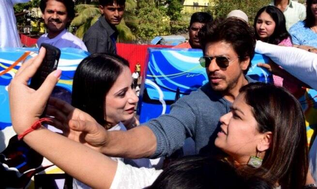 First, It was difficult for shahrukh to reach the venue and later he made a hasty exit after inaugurating the sculpture within 10 mins.
