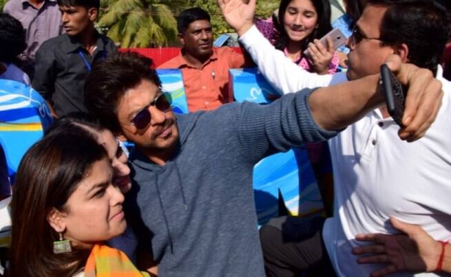 As the crowd went berserk, Shahrukh cldnt give his customary speech and media bytes.