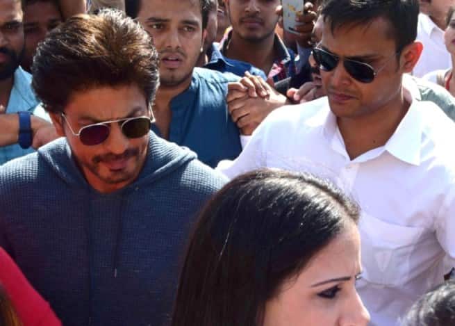 Shah Rukh Khan & Poonam Mahajan came to inaugurate well-known artist & social activist Rouble Nagi's sculpture, initiated by Poonam Mahajan(MP - Mumbai North Central & Mumbai Youth Forum)