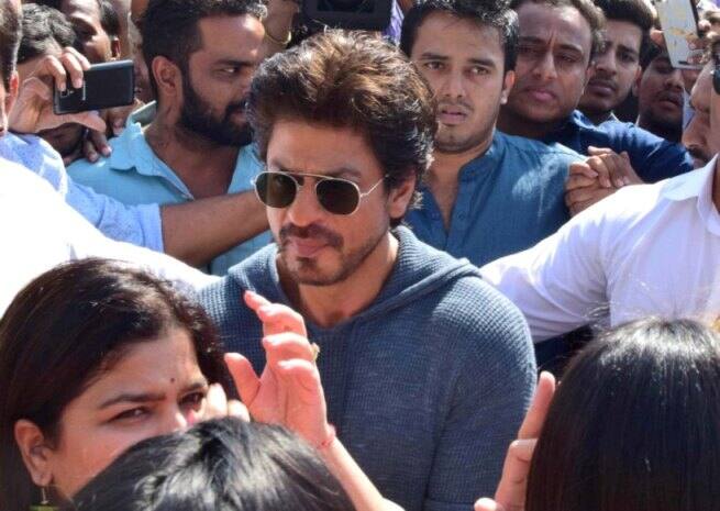 SRK at #Bandra sculpture launch