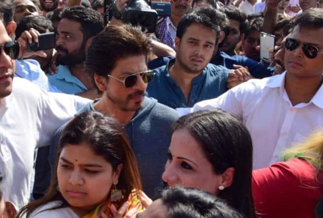 Bollywood actor Shahrukh Khan during the launch of sculpture #Bandra by artist and Muralist Rouble Nagi in Mumbai, India on January 10, 2017. #Bandra is the first ever hashtag sculpture in Maharashtra initiated by Poonam Mahajan. (Sanket Shinde/ SOLARIS IMAGES)