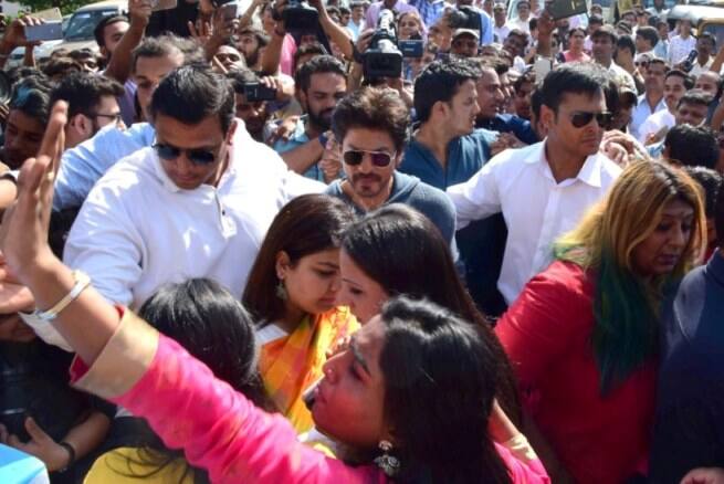 SRK at #Bandra sculpture launch