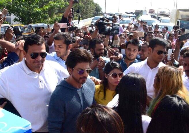 SRK at #Bandra sculpture launch with huge crowd gathered around him