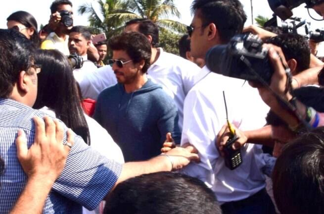 SRK at #Bandra sculpture launch