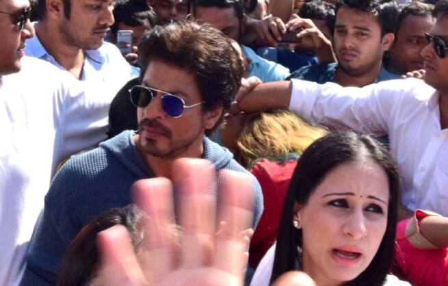 SRK at #Bandra sculpture launch