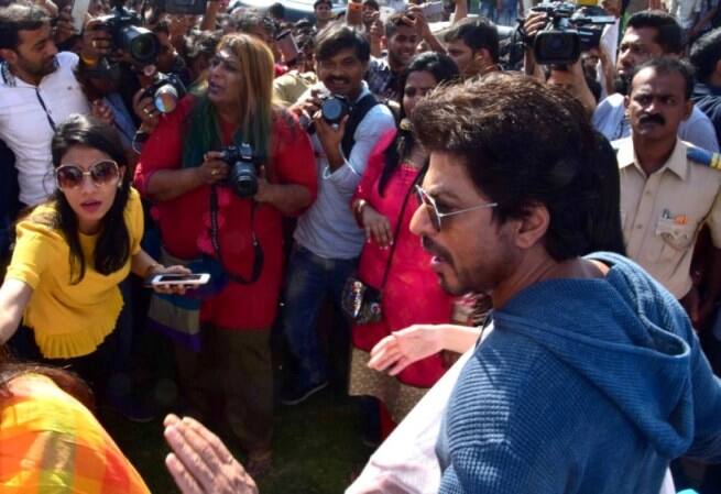 Bollywood actor Shahrukh Khan during the launch of sculpture #Bandra by artist and Muralist Rouble Nagi in Mumbai, India on January 10, 2017. #Bandra is the first ever hashtag sculpture in Maharashtra initiated by Poonam Mahajan. (Sanket Shinde/ SOLARIS IMAGES)