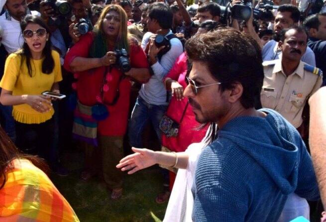 SRK at #Bandra sculpture launch