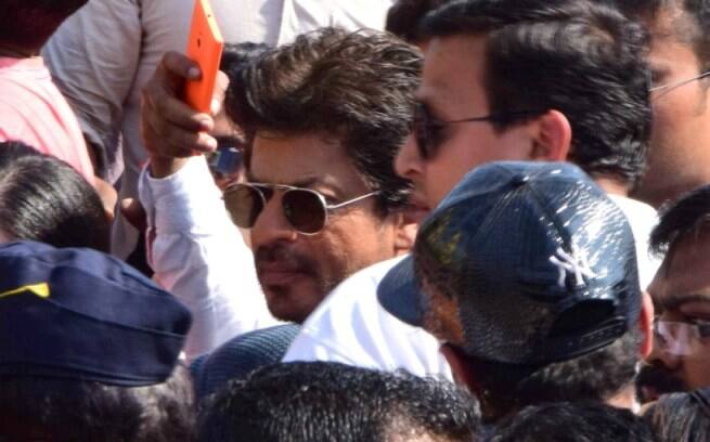 SRK at #Bandra sculpture launch