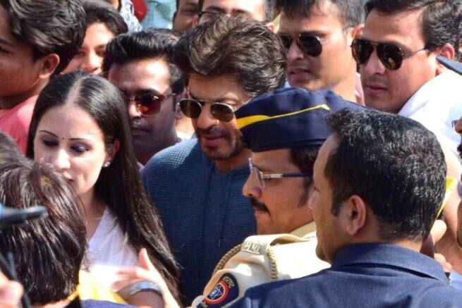 SRK at #Bandra sculpture launch