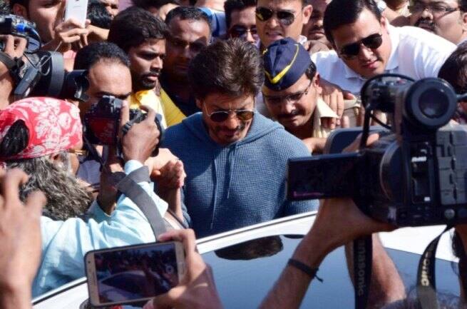 SRK at #Bandra sculpture launch