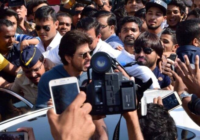 SRK at #Bandra sculpture launch