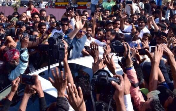SRK at #Bandra sculpture launch