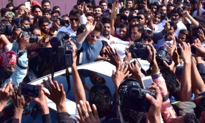 SRK at #Bandra sculpture launch