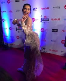 PHOTOS: Sonam, Alia, Parineeti, Sunny Leone & other Bollywood DIVAS add GLITZ & GLAMOUR on Filmfare Awards 2017 RED CARPET!