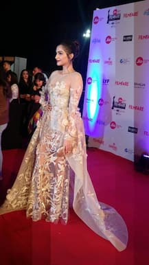 PHOTOS: These Bollywood DIVAS raised HOTNESS at the RED CARPET of Filmfare Awards 2017 with their BOLD outfits!