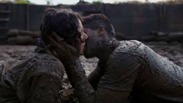 'Ye Ishq Hai' is a romantic number that features Kangana's passionate love for Shahid. The stunning couple can be seen embraced in intense lovemaking.