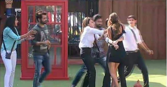 The fight was so intense that the other housemates including Manveer, Rohan and Manu had to intervene and stop the fight.