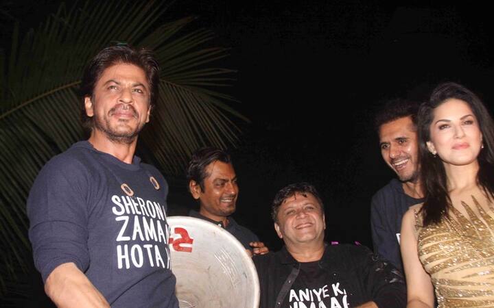 Bollywood actors Shahrukh Khan, Nawazuddin Siddiqui, filmmakers Rahul Dholakia, Ritesh Sidhwani and actor Sunny Leone during the success party of film Raees in Mumbai, India on January 30, 2017. (Pravin Utturkar/SOLARIS IMAGES)