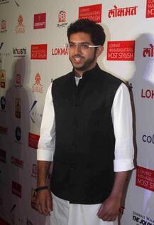 सेना भवन की ओर मातोश्री से निकला आदित्य ठाकरे का काफिला, आदित्य ने दिखाया विक्टरी साइन