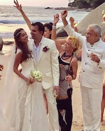 SEE PICS: Lisa Haydon CHILLS with her GIRL-GANG & flaunts BABY BUMP in a BIKINI!