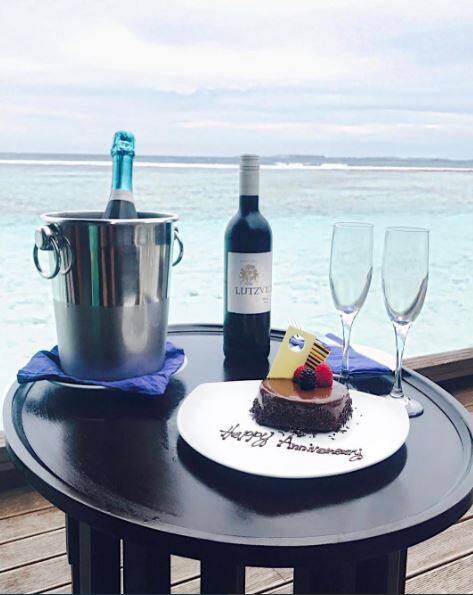 Here's the gorgeous cake & wine setup of the gorgeous couple