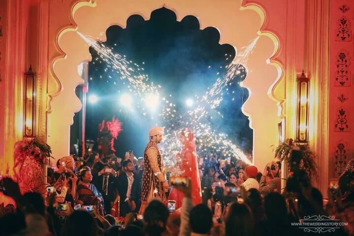 Set against the backdrop of the picturesque Fategarh Sagar Lake, their wedding was nothing less than a royal affair.(PIC CREDIT: The Wedding Story)