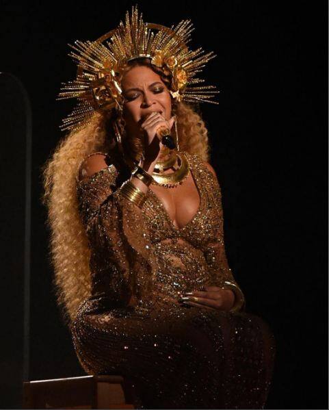 The Single Ladies hitmaker was literally dripping gold as she traipsed on the stage, with her bump in display.