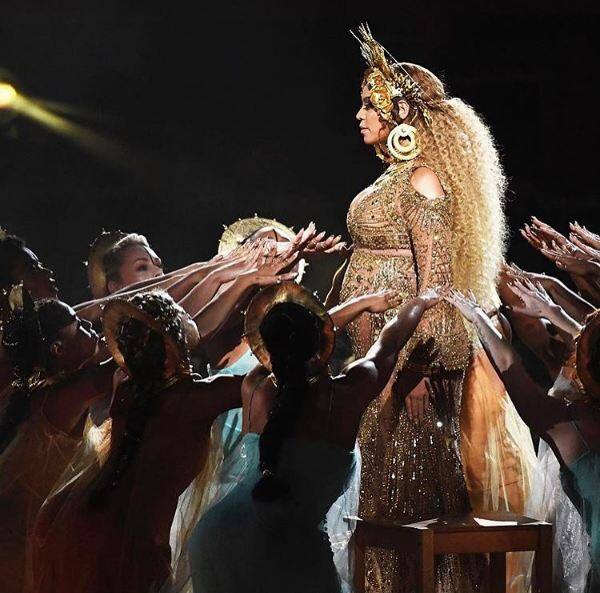 She chose to sing on Sandcastles and Love Drought. With her bump on display, she actually dressed up as a Queen, ready to own the throne. 