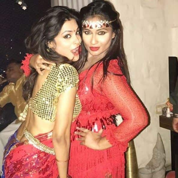 Ronnit and their friends surprised Kavita with a Bollywood themed party at their house. Actors who were part of the celebration were Mellisa Pais, Vrajesh Hirjee, Sakshi Tanwar and others. 