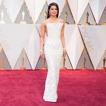 PHOTOS: Priyanka Chopra looks DAZZLING in white at Oscars 2017 red carpet!