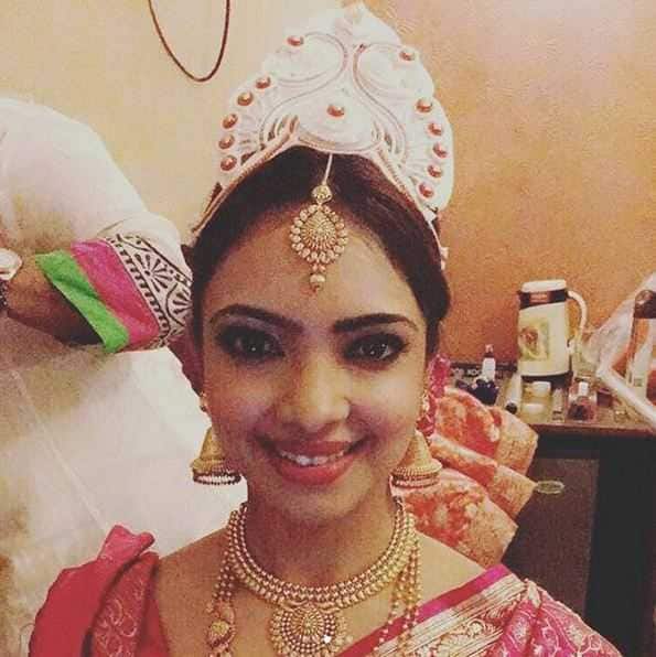The TV actress, who was first seen as a contestant on ‘Roadies’ season 8, was looking absolutely gorgeous in her Bengali attire in the wedding. (Photo: Instagram)