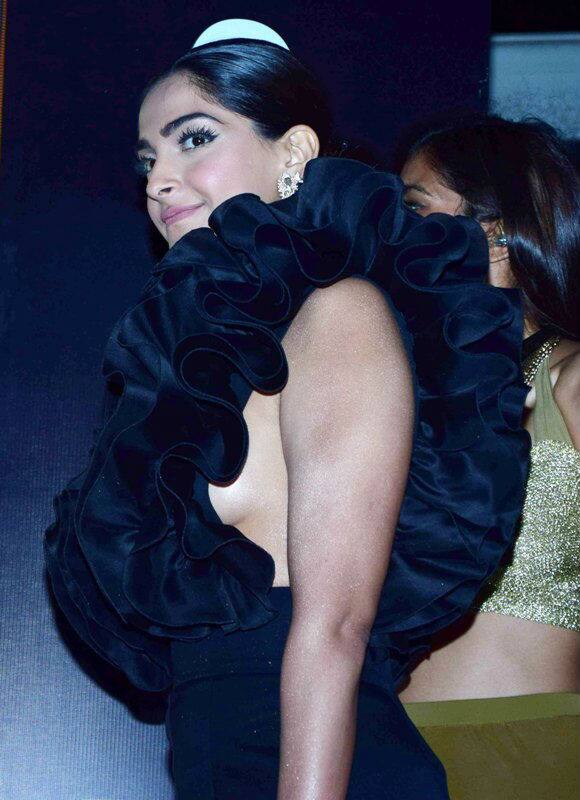 The actress flashed a little more than what she bargained for, looks like the dress made her quite uncomfortable