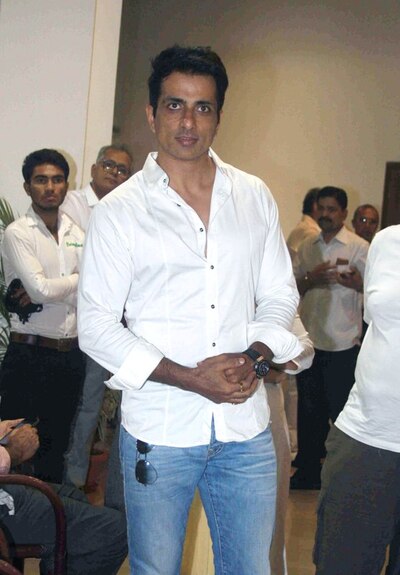 Sonu Sood helps Suresh Raina by arranging oxygen cylinder for his aunt Sonu Sood helps Suresh Raina : ১০মিনিটে অক্সিজেন পৌঁছাচ্ছে, রায়নার পাশে সোনু