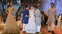 Shah Rukh Khan and Anushka Sharma SIZZLING chemistry at Manish Malhotra's  Mijwan 2017 fashion show!