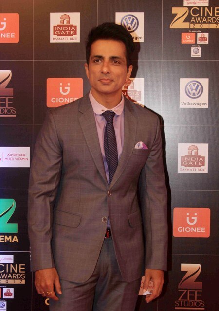 Sonu Sood engaged in helping Corona victims as the case progresses, promising to deliver Remde Sivir medicine to people कोरोना केस बढ़ते ही फिर पीड़ितों की मदद में जुटे Sonu Sood, लोगों से कर रहे Remdesivir दवा पहुंचाने का वादा