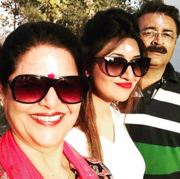 Here our very own Ishita Bhalla aka Divyanka Tripathi posing with her mom & dad