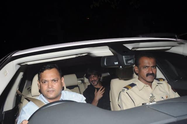 In the chaos, SRK’s car accidentally ran over a photographer’s leg. But, was kind enough to get down immediatley and ask the photographer if he was okay. Then he immediately sent his own BMW along with his bodygaurd and got his medical done. (Photo: Manav Manglani)