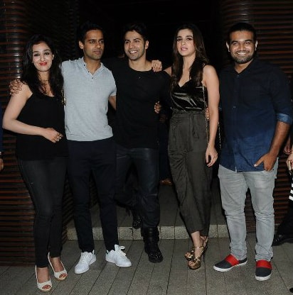 The whole team of 'Badrinath Ki Dulhania' also posed together at the success bash. (Photo: Manav Manglani)