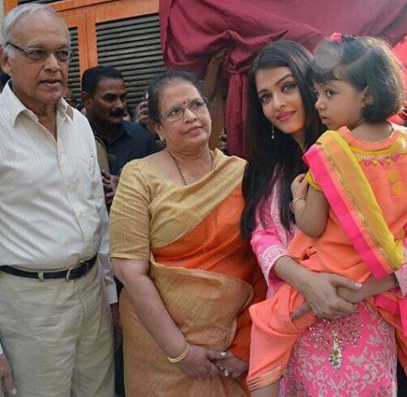 Another candid shot of Aish with her darling daughter & parents