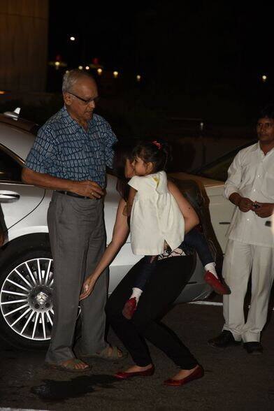 Here's late Krishna Raj seeing off his daughter at the airport, Aishwarya was going to Cannes along with Aaradhya in the year 2015