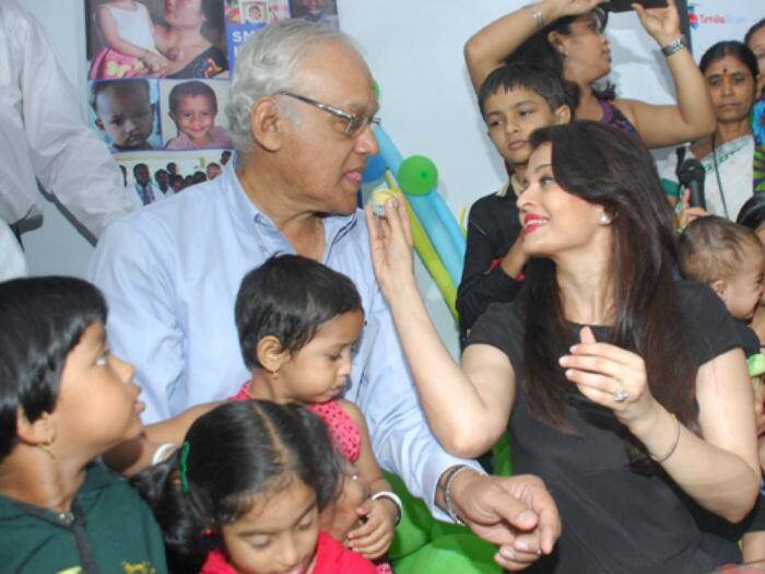 This pics prove that Aishwarya indeed was her daddy's little girl and it is indeed a heartbreaking moment for her. RIP! Krishna Raj Rai