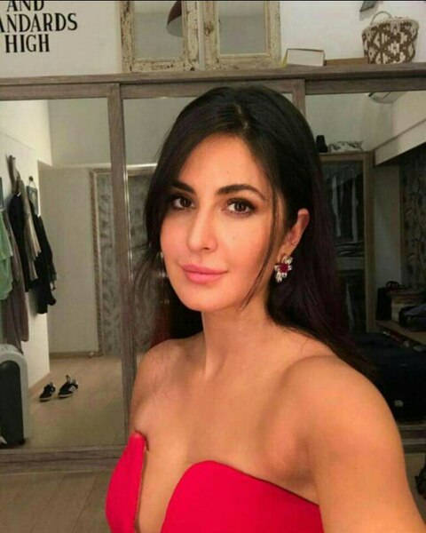 Hello Hall Of Fame Awards 2017: Katrina Kaif SMOKING HOT in RED at the