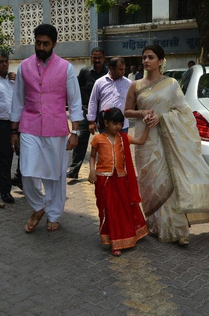  Aishwarya and Abhishek along with their daughter Aaradhya were at Krishnaraj Rai's 13th day ritual (tervi).