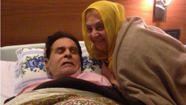 This VIRAL PIC of Dilip Kumar with Saira Banu from his hospital bed redefines love! This VIRAL PIC of Dilip Kumar with Saira Banu from his hospital bed redefines love!